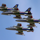 Illustration for article titled Watch seven jets landing in perfect formation